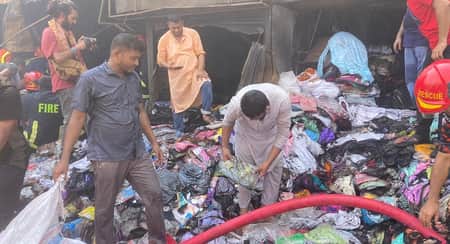 বঙ্গবাজারে আগুনে পুড়ে যাওয়া কাপড় কিনছে বিদ্যানন্দ