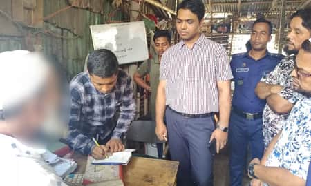 দোকানে খাঁচার নিচে রশি বেঁধে মুরগির ওজনে কারচুপি