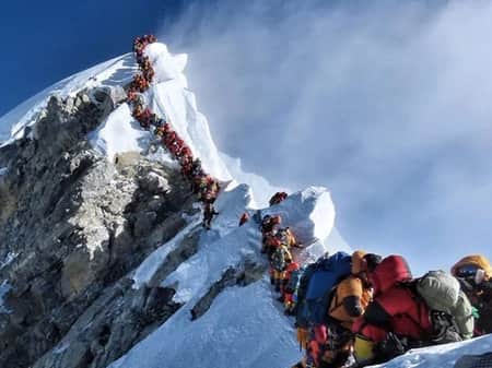 এভারেস্টে চড়তে পর্বতারোহীদের কত খরচ হয়?