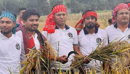মাঠে নেমে অসহায় কৃষকের ধান কাটলেন ছাত্রলীগের সাধারণ সম্পাদক