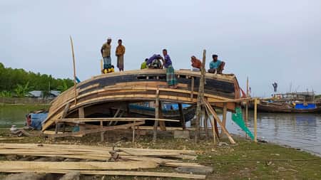 রাঙ্গাবালীতে মাছ ধরার নৌকা তৈরিতে ব্যস্ত কারিগররা
