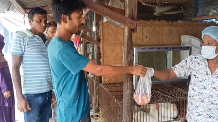 বিক্রি হচ্ছে কাঁটা মুরগির মাংস, চাহিদা তুঙ্গে