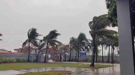 উপকূল অতিক্রম করছে ঘূর্ণিঝড় মোখা