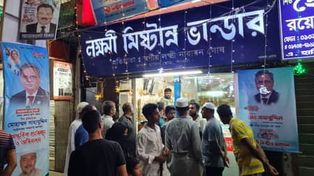 নিরাপত্তা ভেঙে লক্ষ্মী মিষ্টান্ন ভাণ্ডারে আড্ডায় রাষ্ট্রপতি!