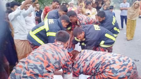 জানাজায় যাওয়ার পথে সড়ক দুর্ঘটনায় বাবা-ছেলেসহ নিহত ৩