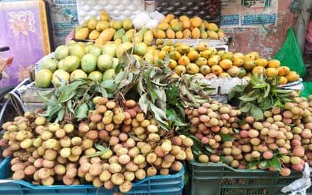 রাঙামাটির হাট-বাজারে বাহারি ফলের সমাহার হাট-বাজারে বাহারি ফলের