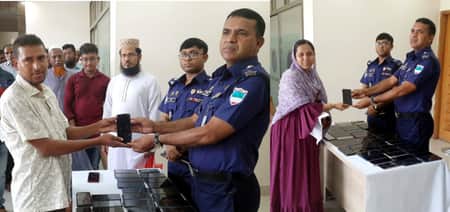 চুরি-ছিনতাই হওয়া ৫০টি স্মার্টফোন ফিরিয়ে দিল পুলিশ