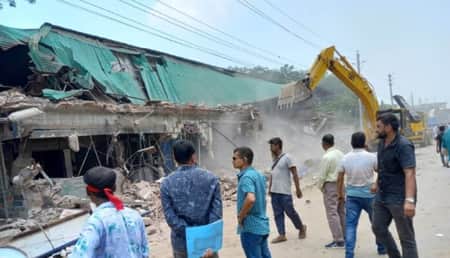মনোলোভা রেস্টুরেন্ট গুঁড়িয়ে দিল বেবিচক