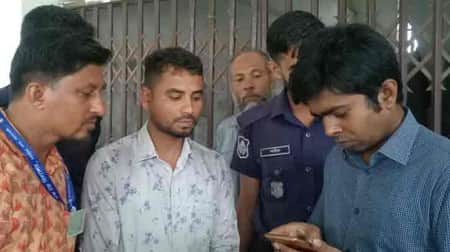 ফোনে প্রশ্নের ছবি তুলে টয়লেটে গিয়ে সমাধান করে আনতো অফিস সহকারী