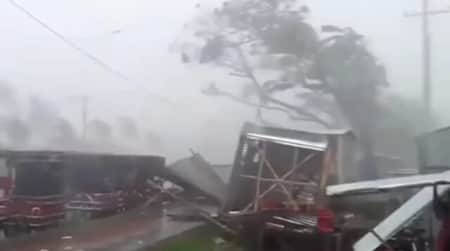 সেন্টমার্টিনে ঘূর্ণিঝড় মোখার তাণ্ডব শুরু