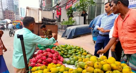 রাজধানীতে জমজমাট আমের ভ্রাম্যমাণ বাজার আমের ভ্রাম্যমাণ বাজার