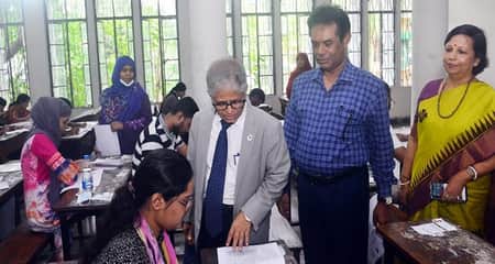৭ কলেজের বিজ্ঞান ইউনিটের ভর্তি পরীক্ষা অনুষ্ঠিত ঢাকা বিশ্ববিদ্যালয়