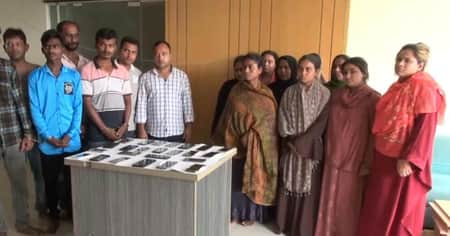 বাচ্চা কোলে ‘ছদ্মবেশী’ নারী, বোরকার আড়ালে ভয়ংকর পকেটমার