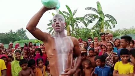 প্রেমিকার বিয়ের খবরে দুধ দিয়ে গোসল যুবকের