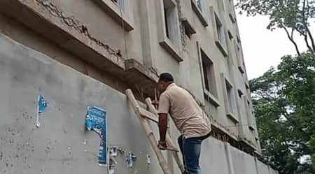 ফ্ল্যাটে মই দিয়ে পারাপার, ভোগান্তিতে ৩০ পরিবার ফ্ল্যাটে মই দিয়ে পারাপার