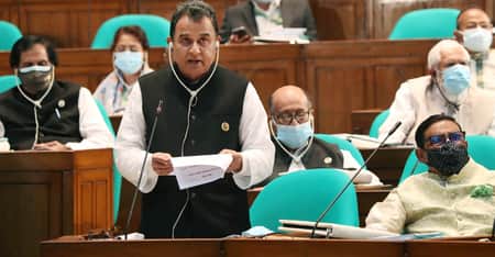 জাতীয় সংসদে বাজেট পেশ করছেন অর্থমন্ত্রী