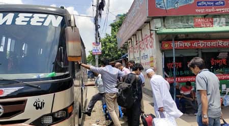 বাস কাউন্টারগুলোয় বাড়ছে ঘরমুখো মানুষের ভিড় বাস কাউন্টার