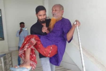ছেলের কোলে চড়ে ভোট কেন্দ্রে ৭০ বছরের বৃদ্ধ