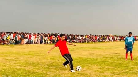 হাওড়ে ফুটবল খেললেন ডিবিপ্রধান হারুন, গোল দিয়ে জেতালেন ম্যাচ