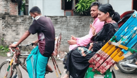 রিকশায় চড়ে সস্ত্রীক ঈদের দাওয়াত খেতে গেলেন সাকিব