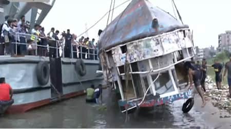 বুড়িগঙ্গায় অর্ধশতাধিক যাত্রী নিয়ে ডুবে যাওয়া ওয়াটার বাসটি উদ্ধার ওয়াটার বাস