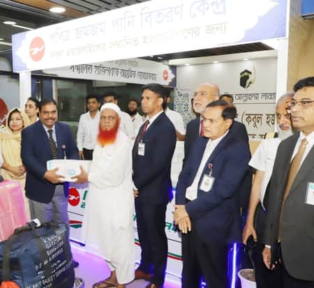 দেশে আগত হাজীদের মধ্যে জমজমের পবিত্র পানি বিতরণ করছে বিমান