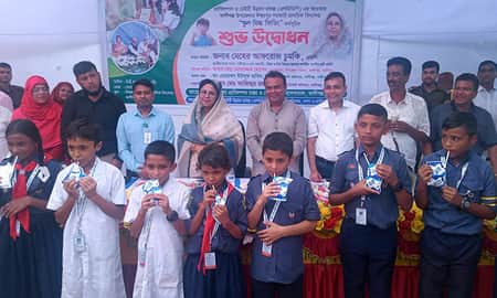 কালীগঞ্জে ২ বছর সময় ধরে দুধ খাবে প্রাথমিকের দুই শতাধীক শিক্ষার্থী দুধ