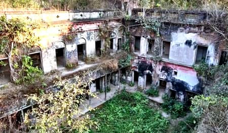 বৃহত্তর ফরিদপুরের বিখ্যাত স্থানগুলোর মধ্যে বাইশরশি জমিদার বাড়িটি অন্যতম। ফরিদপুর জেলা শহর থেকে প্রায় ৩৫ কিলোমিটার দূরত্বে বর্তমান আটরশি বিশ্ব জাকের মঞ্জিল দরবার শরীফের কাছাকাছি সদরপুর উপজেলায় অবস্থিত এই বাড়িটি। বাড়িটিকে ঘিরে পর্যটন কেন্দ্রের উজ্জ্বল সম্ভাবনা থাকলেও নেই সরকারি কোন উদ্যোগ। প্রতিনিয়ত বাড়িটি থেকে চুরি হয়ে যাচ্ছে মূল্যবান প্রত্নতত্ত্ব সম্পদ। এককালে প্রতাপশালী বাইশরশি জমিদাররা ফরিদপুর-বরিশালসহ ২২টি পরগনার বা জোত মহলের অধিপতি ছিলেন। জমিদারি পরিচালনার পাশাপাশি তখনকার দিনে বাইশরশির বাড়িটি প্রায় ৫০ একর জমি নিয়ে বাগানবাড়ি, পুকুর, পূজামণ্ডপ ও দ্বিতল বিশিষ্ট ছোট-বড় ১৪টি দালান কোঠা দিয়ে ঢেলে সাজিয়ে ছিলেন। জানা গেছে, ১৭শ শতাব্দির গোড়াপত্তনে এককালের লবণ ব্যবসায়ী সাহা পরিবার বিপুল অর্থসম্পত্তির মালিক হয়ে কয়েকটি জমিদারি পরগনা কিনে জমিদারি প্রথার গোড়াপত্তন শুরু করে। ১৮শ শতক থেকে ১৯৪৭ সালে ভারত বিভাগের আগে জমিদার পরিবারটি অনেক ধন-সম্পত্তির মালিক হন এবং ২২টি জমিদারি পরগনা ক্রয় করে বিশাল জমিদার হিসেবে ভারতবর্ষে খ্যাতি লাভ করেন। ১৯৪৭ সালে পাকিস্তান হিন্দুস্তান হওয়ার পর ১৯৪৭ থেকে ১৯৬২ সালে জমিদারি প্রথা থাকার আগ পর্যন্ত জমিদাররা কলকাতা বসে জমিদারি দেখাশোনা করত। জমিদারি প্রথা বাতিল হওয়ার পর জমিদার সুকুমার রায় বাহাদুর ছাড়া সবাই কলকাতা চলে যায়। ১৯৭১-এ বাংলাদেশ স্বাধীনের পর সুকুমার বাবু আত্মহত্যা করেন। এরপর বাড়িটির আর কোন অভিভাবক না থাকায় পরিত্যক্ত বাড়ি হিসেবে গণ্য হয়ে যায়। মূল বাড়িটি থাকলেও চারপাশের অনেক জমি ভূমিদস্যুরা দখল করে নিয়েছে। বর্তমানে ৫টি শান বাঁধানো পুকুর, বিশাল বাগানবাড়ি ও ছোট বড় চৌদ্দটি কারুকার্য খচিত দালান-কোঠা জমিদারদের কালের সাক্ষী হিসেবে দাঁড়িয়ে আছে। প্রতিনিয়ত চুরি হয়ে যাচ্ছে মূল্যবান দরজা-জানালা, লোহার কারুকার্য খচিত প্রত্নতত্ত্ব। রাতের বেলা এ বাড়িটি হয় চোর ডাকাতের অভয়ারণ্য। স্থানীয়দের দাবি, সরকারের তত্ত্বাবধানে নিয়ে এ বাড়িটি রক্ষণাবেক্ষণ করে একটি পর্যটন কেন্দ্র স্থাপন করা হলে এলাকার পরিচিতি আরো বেড়ে যাবে। শুধু পরিকল্পনা ও সিদ্ধান্তহীনতার অভাবে আজ হারিয়ে যাচ্ছে বাইশরশি জমিদার বাড়ির ইতিহাস ঐতিহ্য। সংশ্লিষ্ট কর্তৃপক্ষ একটু নজর দিলেই এই বাড়িতে হতে পারে দেশের একটি অন্যতম পর্যটন কেন্দ্র।