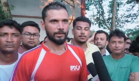 নড়াইলে ফুটবল খেলায় মাতলেন মাশরাফি ফুটবল ম্যাচে