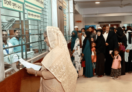 সাধারণভাবে ১০ টাকার টিকিট কেটে চোখের ডাক্তার দেখালেন প্রধানমন্ত্রী