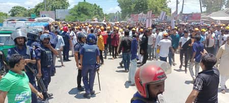 বিএনপির পদযাত্রায় পুলিশের বাঁধা, প্রতিবাদে পথসভা