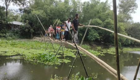 একটি সেতুর জন্য ৭০ বছরের অপেক্ষায় ১০ গ্রামের বাসিন্দা
