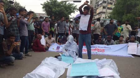 নীলক্ষেত মোড়ে সাত কলেজের শিক্ষার্থীদের অবরোধ