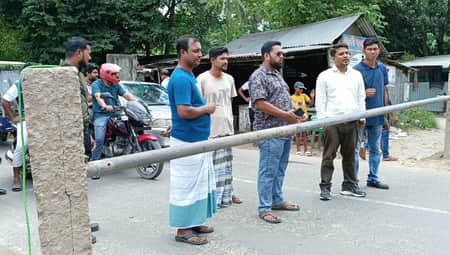ইউএনও’র উদ্যোগে অরক্ষিত রেল ক্রসিংয়ে ব্যারিয়ার স্থাপন ইউএনও’র উদ্যোগে পূরণ হলো দীর্ঘদিনের প্রত্যাশা, কমবে রেল দুর্ঘটনা (4)