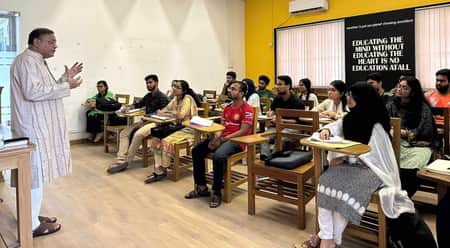 রাষ্ট্রীয় শত ব্যস্ততার মধ্যেও ঢাকা বিশ্ববিদ্যালয়ে ক্লাস নিচ্ছেন তথ্যমন্ত্রী