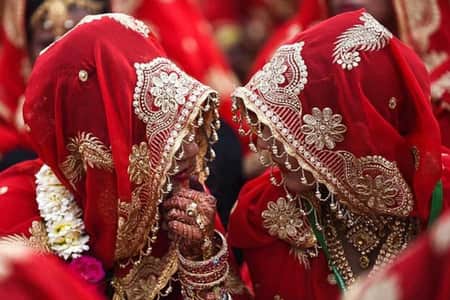 যে উপায়ে দুই স্ত্রীকেই সুখী রাখেন এক যুবক দুই স্ত্রী