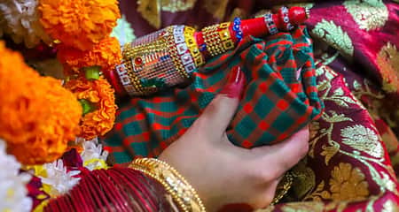 বড় ভাইয়ের বিয়ের মঞ্চে বান্ধবীর সঙ্গে ছোট ভাইয়ের কাণ্ড বিয়ের দিন মঞ্চ