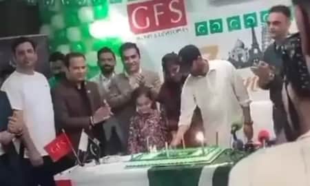 কেক কেটে পাকিস্তানের স্বাধীনতা দিবস উদযাপন করে বিপাকে তরুণী