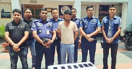 জানাজায় অংশ নিয়ে মোবাইল চুরি করাই তাদের কাজ
