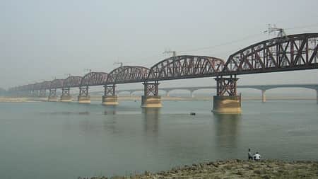 পদ্মা নদীর ওপর নির্মিত অমর কীর্তি হার্ডিঞ্জ ব্রিজ