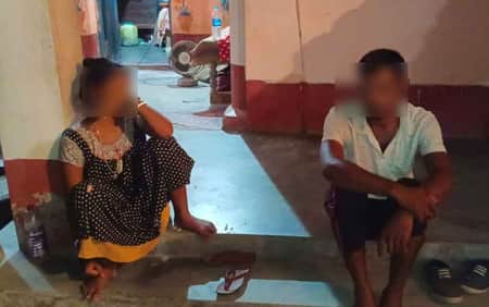 সালিশি সভায় স্ত্রীকে প্রেমিকের হাতে তুলে দিলেন স্বামী