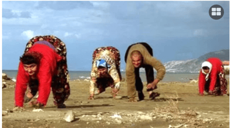 তুরস্কে চার হাত-পায়ে হামাগুড়ি দিয়ে চলাচল এক পরিবার