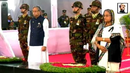 বঙ্গবন্ধুর প্রতিকৃতিতে রাষ্ট্রপতি ও প্রধানমন্ত্রীর শ্রদ্ধা