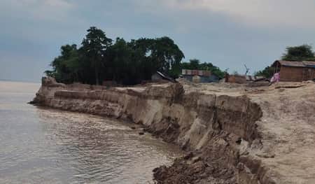 চাঁপাইনবাবগঞ্জে পদ্মা নদীতে তীব্র ভাঙন তীব্র ভাঙন