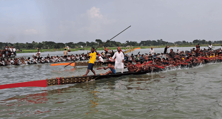 লাখো দর্শনার্থীর ঢল শিবচরের বিল পদ্মা নদীতে বিশাল নৌকা বাইচ দেখতে নৌকা বাইচ