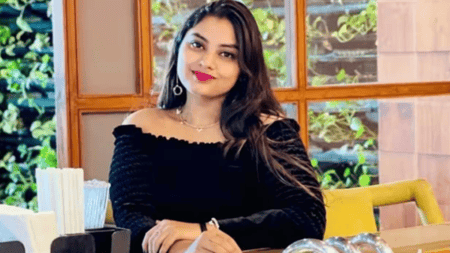ফ্ল্যাটের দরজা ভেঙে বিমানবালার ম’রদে’হ উদ্ধার বিমানবালা