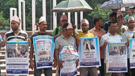 চাকরিতে প্রবেশে বয়স ৩৫ করার দাবিতে গলায় মুলা ঝুলিয়ে প্রতিবাদ