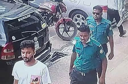 ব্যাংকে ঢুকে ২০ লাখ টাকা ছিনতাই, দুই কনস্টেবলসহ গ্রেফতার ৫