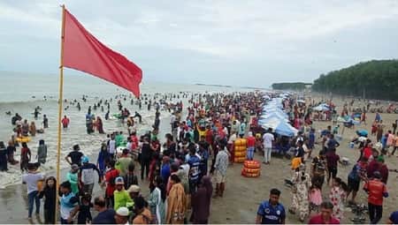 কক্সবাজারে পর্যটকদের উপচে পড়া ভিড়