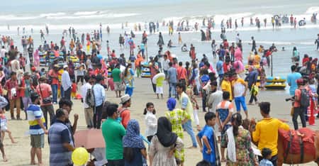 ছাড়ের ঘোষণা দিয়ে পর্যটক টেনে কয়েকগুণ রুম ভাড়া আদায়!